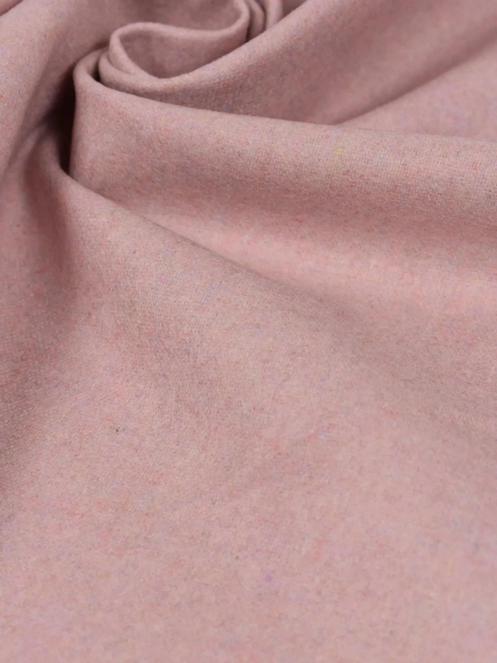 Tessuti in cashmere: perché sono così pregiati e come scegliere quelli giusti