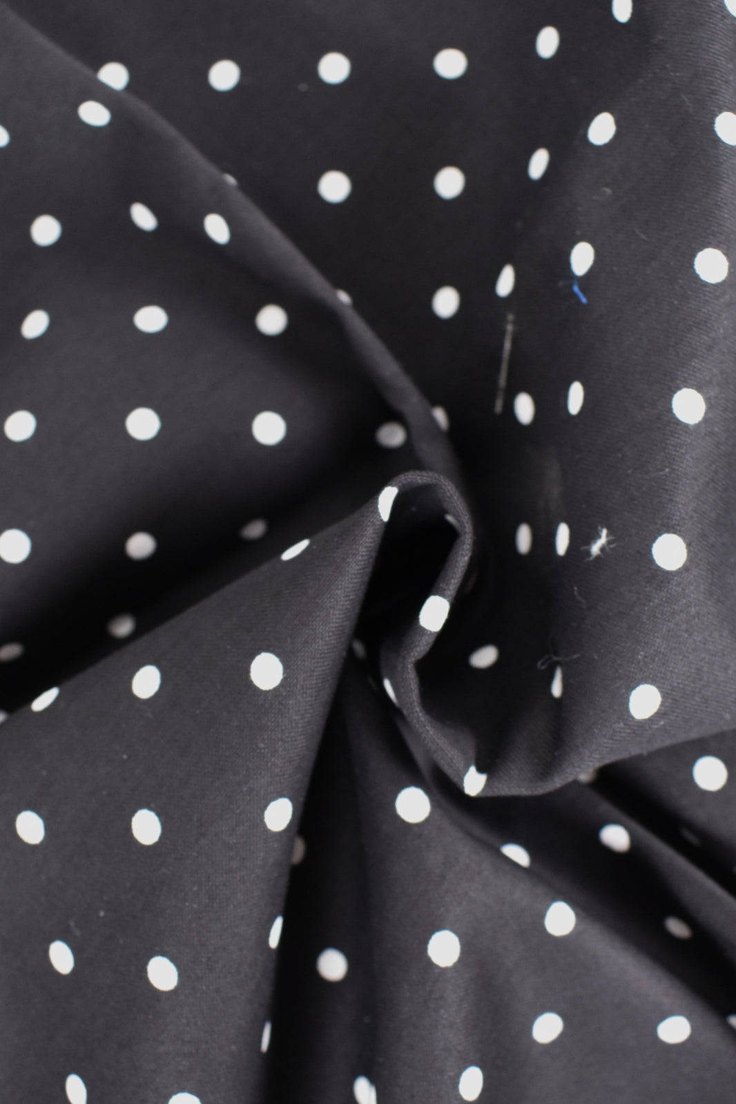 Tessuti a Pois: Perché non passano mai di moda (e come usarli oggi)