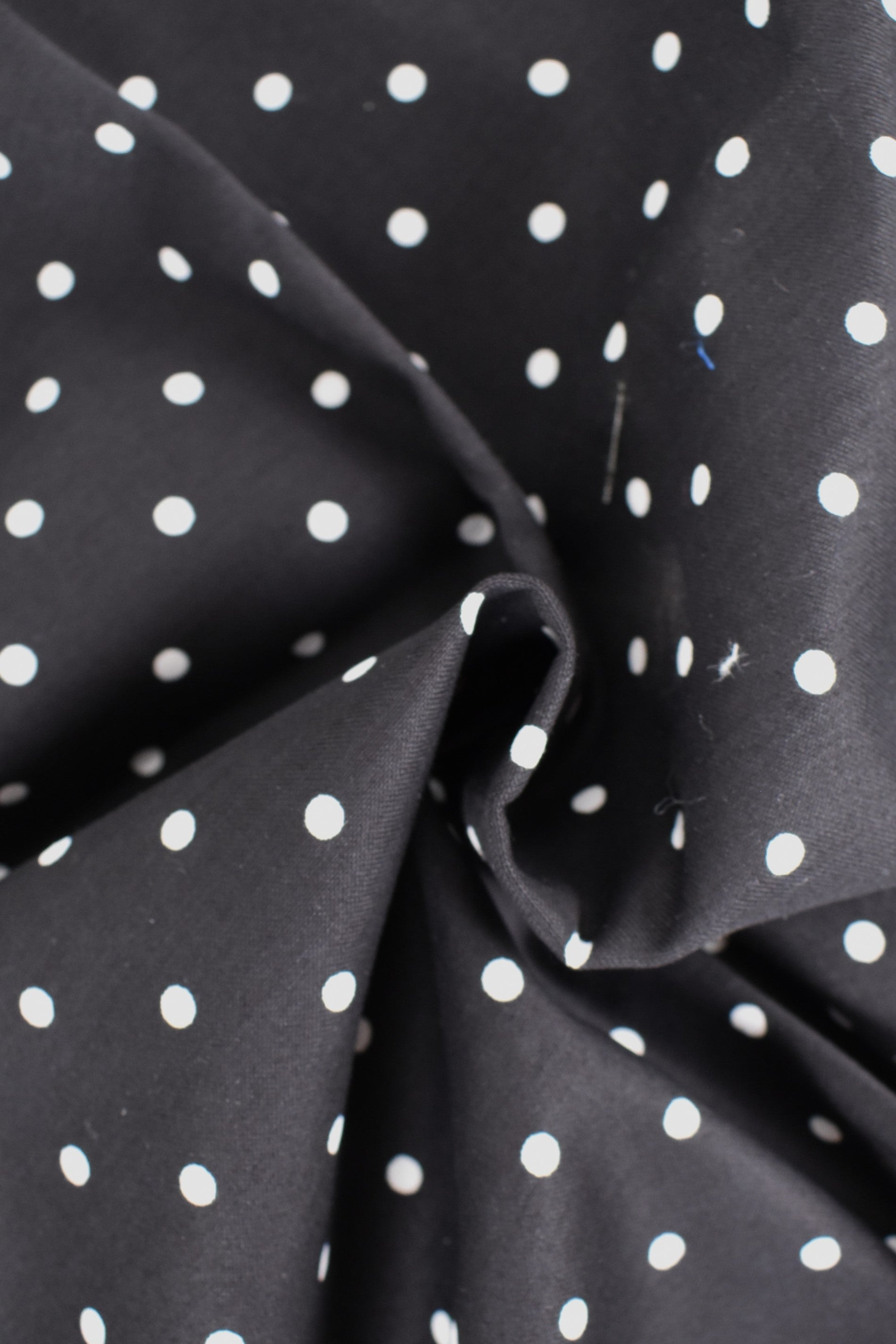 Tessuti a Pois: Perché non passano mai di moda (e come usarli oggi)