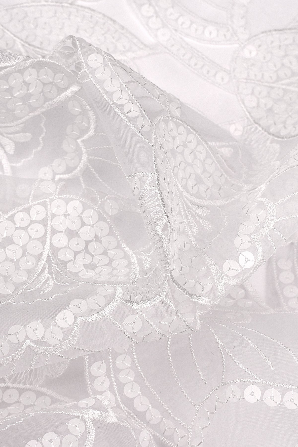 Pizzo sintetico ricamato con paillettes