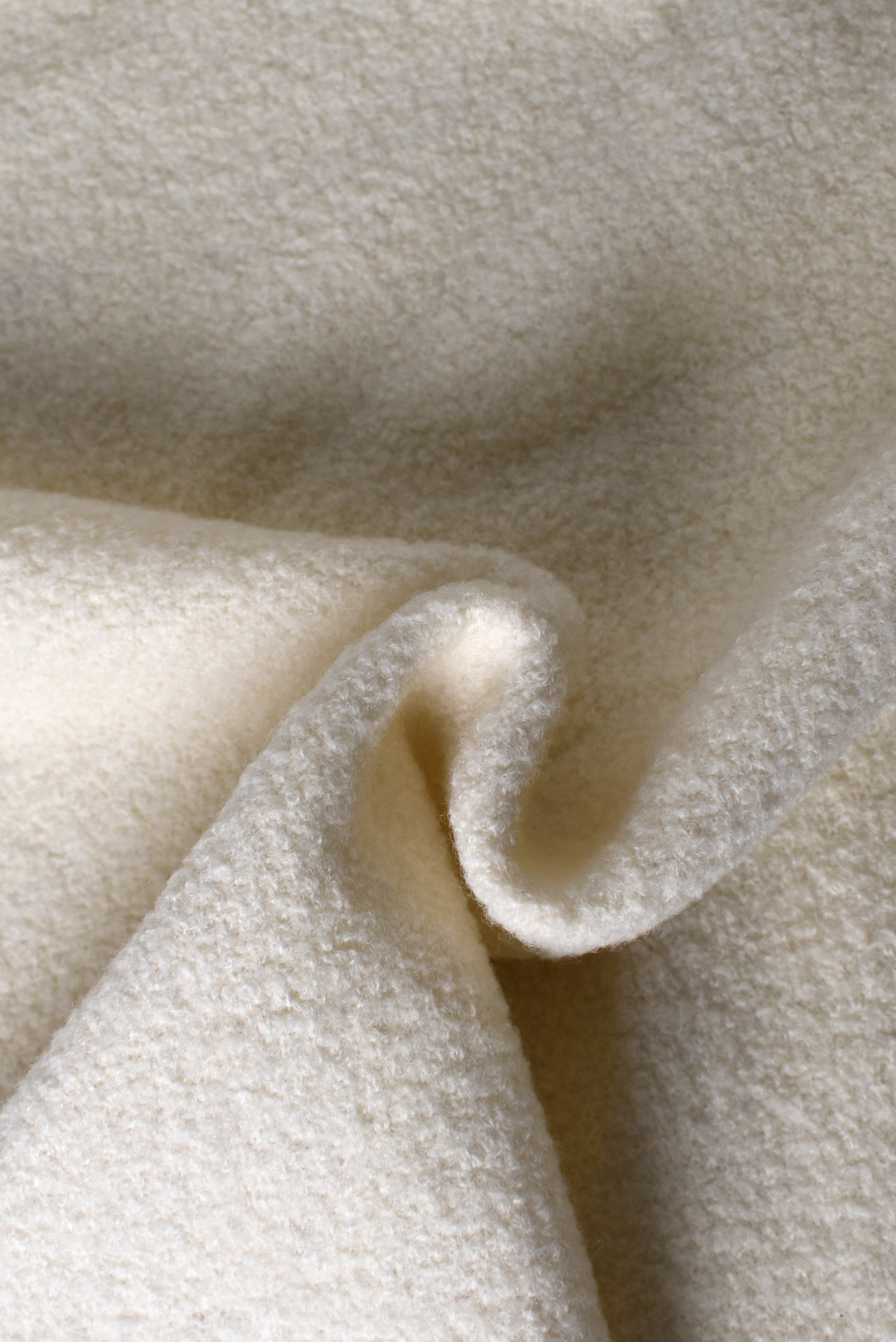 ```html
Panno bouclè in reiner Schurwolle für Mantel