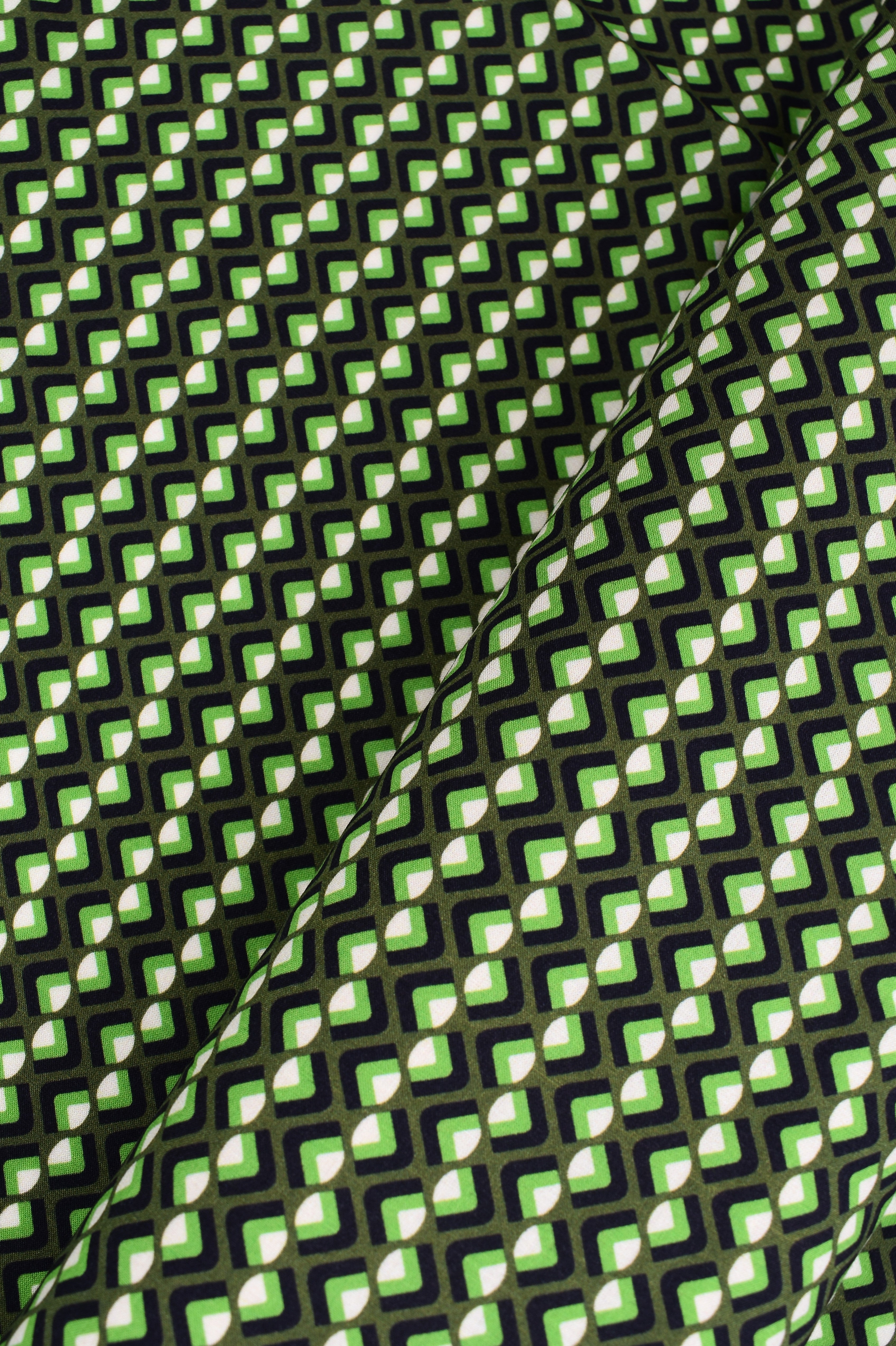 Tela 100% viscosa fantasia geometrica