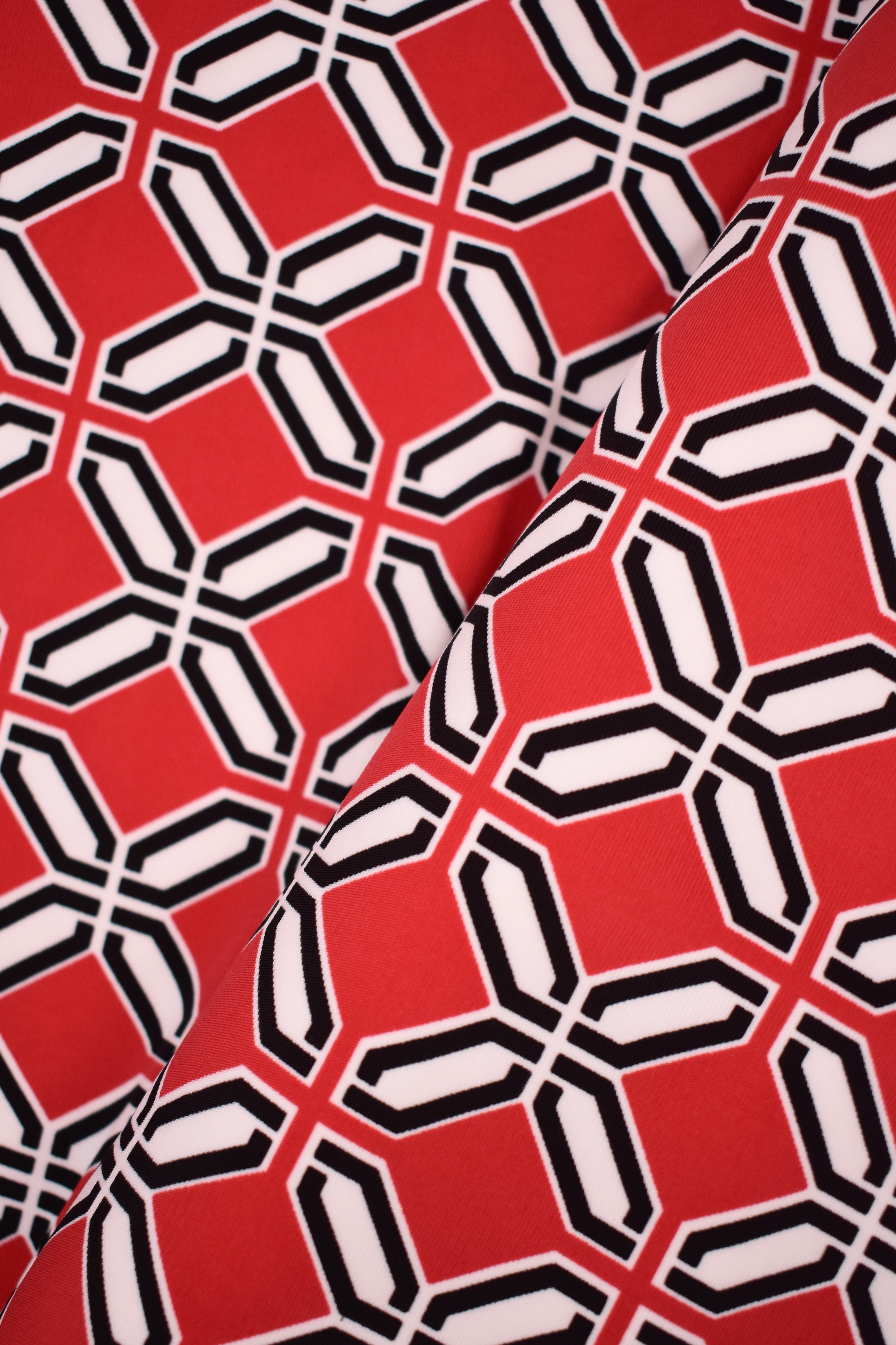 Jersey viscose fabric with geometric print and stretch