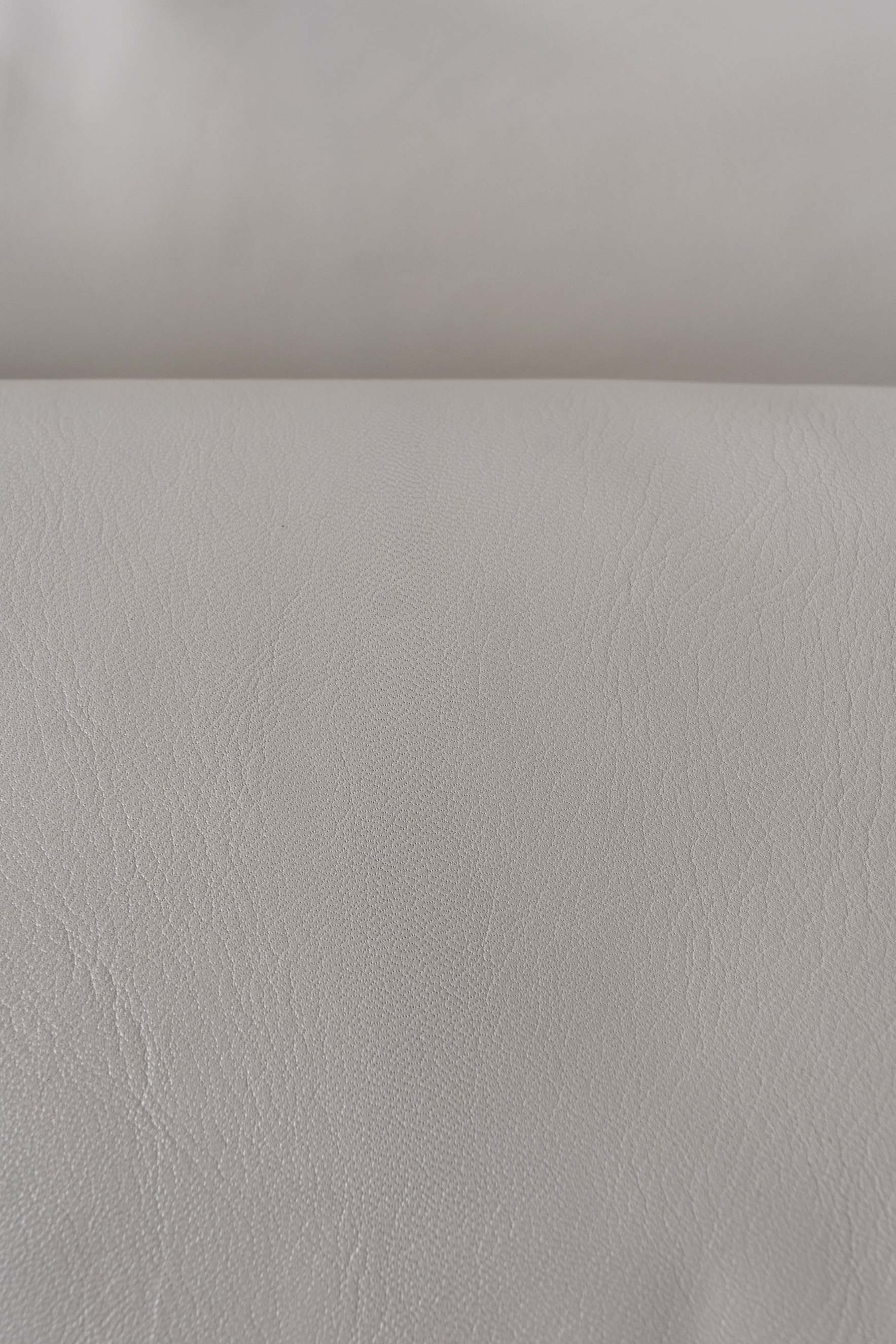 Glattes, weiß glänzendes Ziegennappa