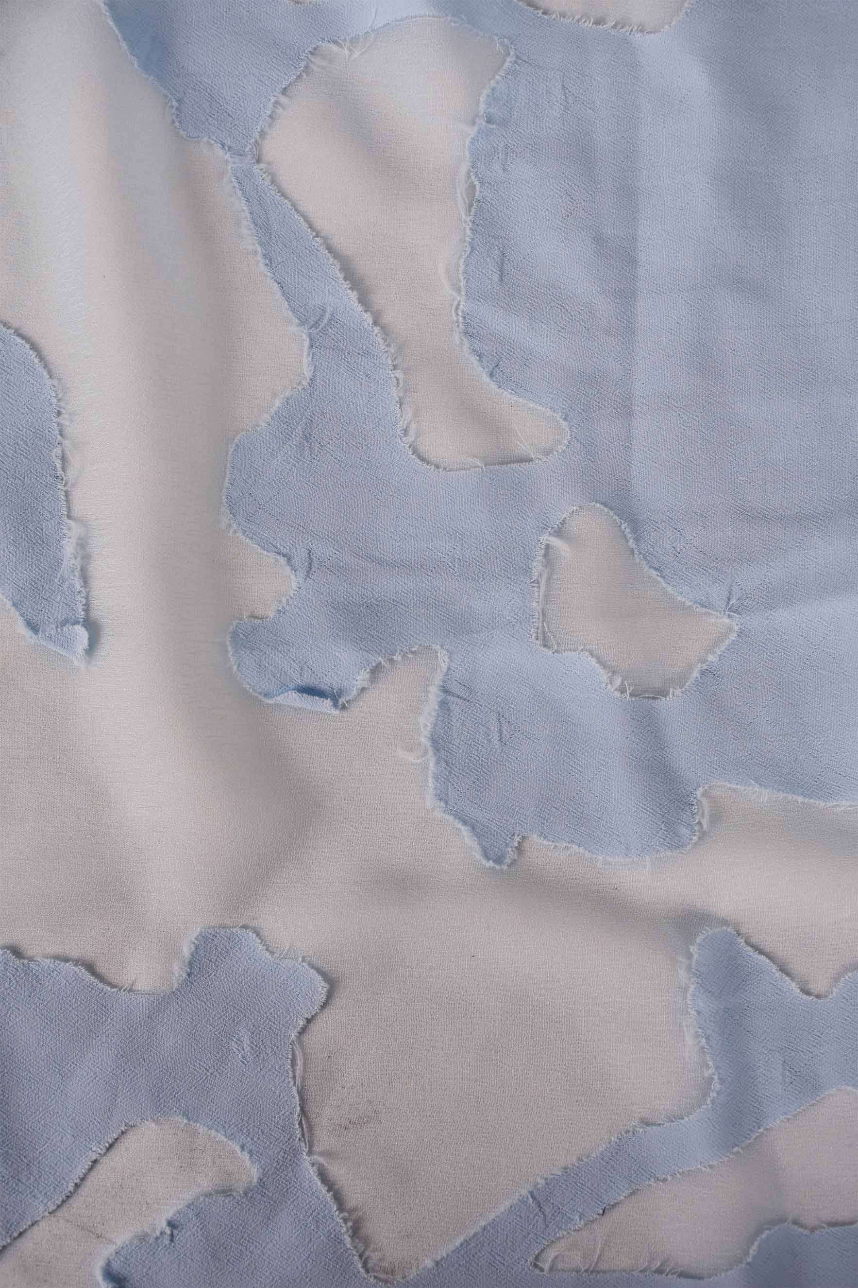 Hellblauer Devoré-Stoff