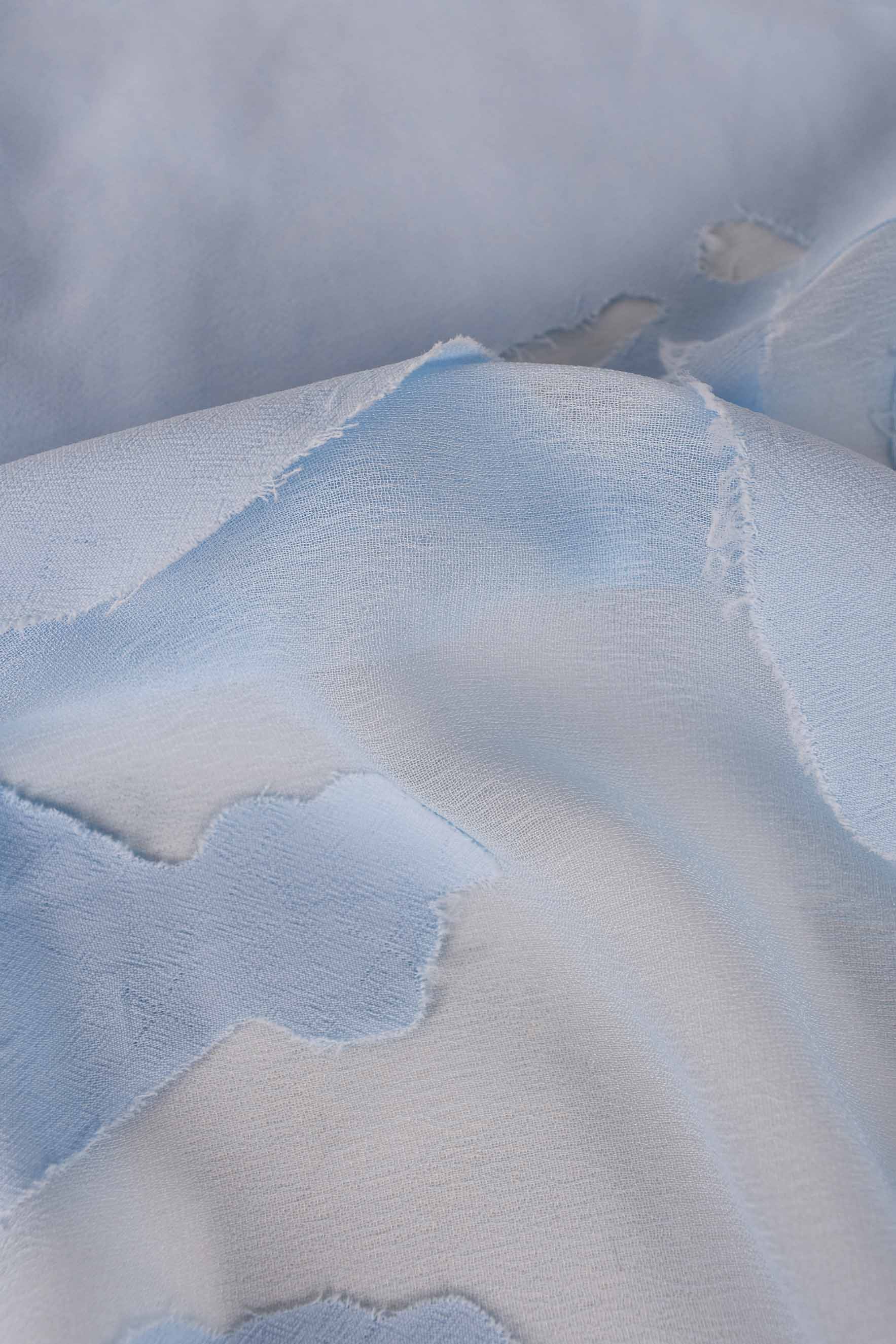 Hellblauer Devoré-Stoff