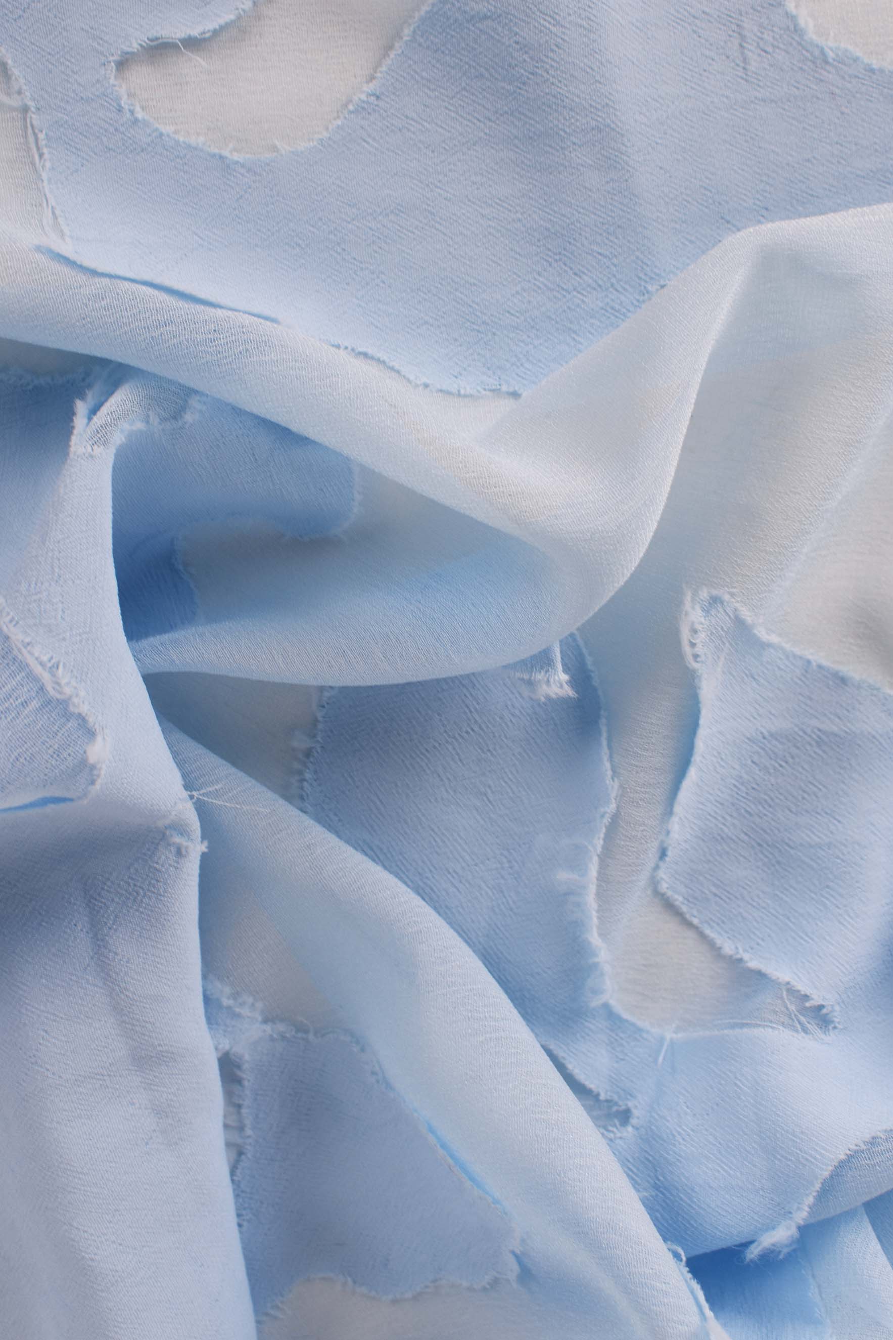 Hellblauer Devoré-Stoff