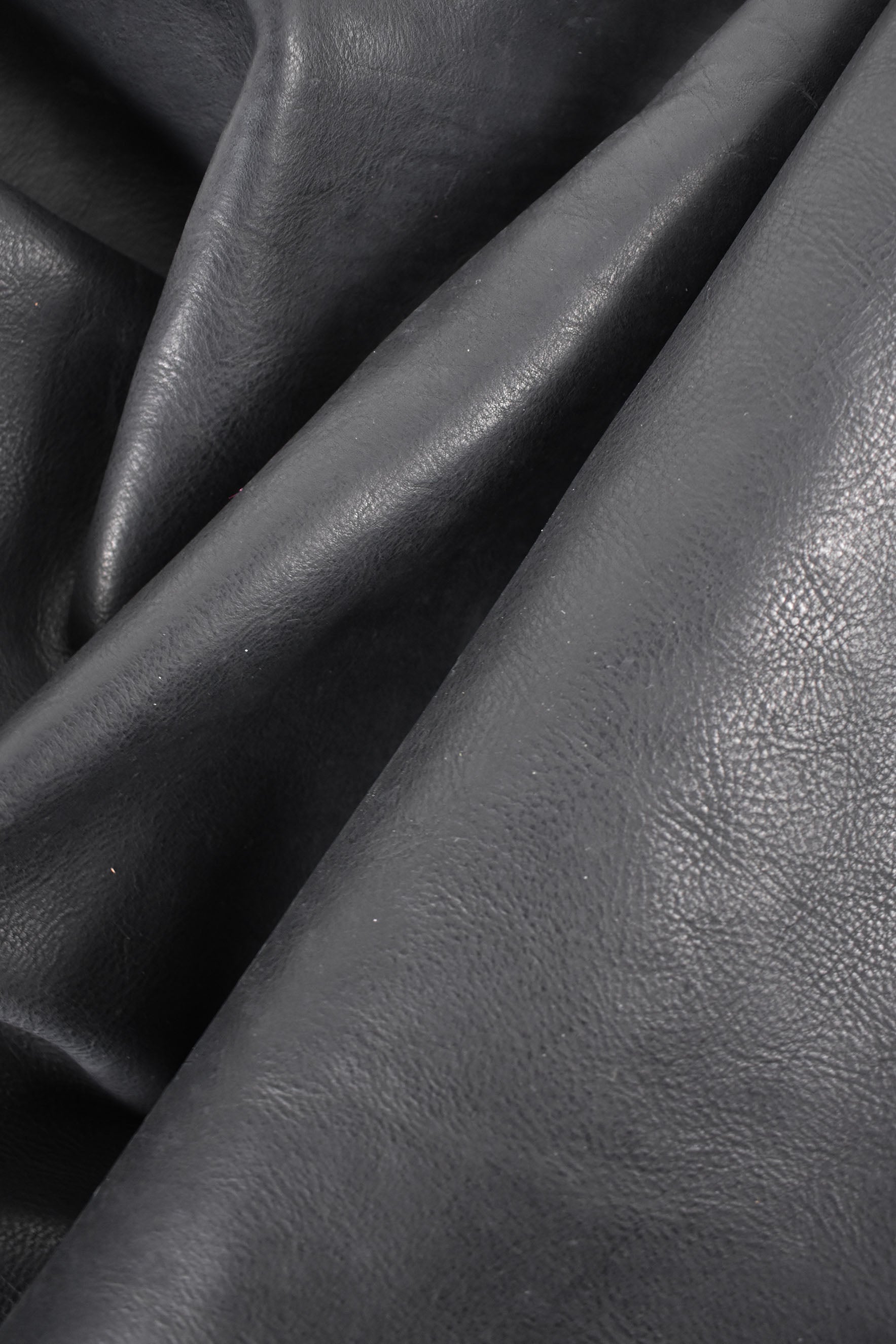 Cuir de veau tannage végétal noir 1,6/1,8mm Cuir de veau tannage végétal noir 1,6/1,8mm