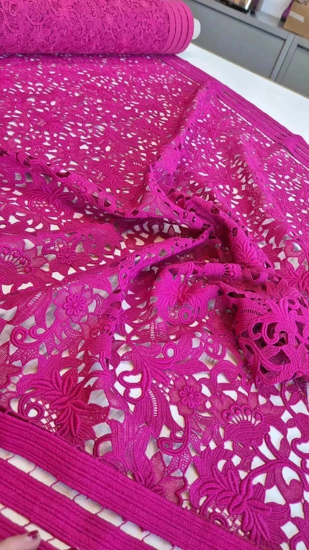Makramee-Spitze mit rosa Blumen Makramee-Spitze mit rosa Blumen